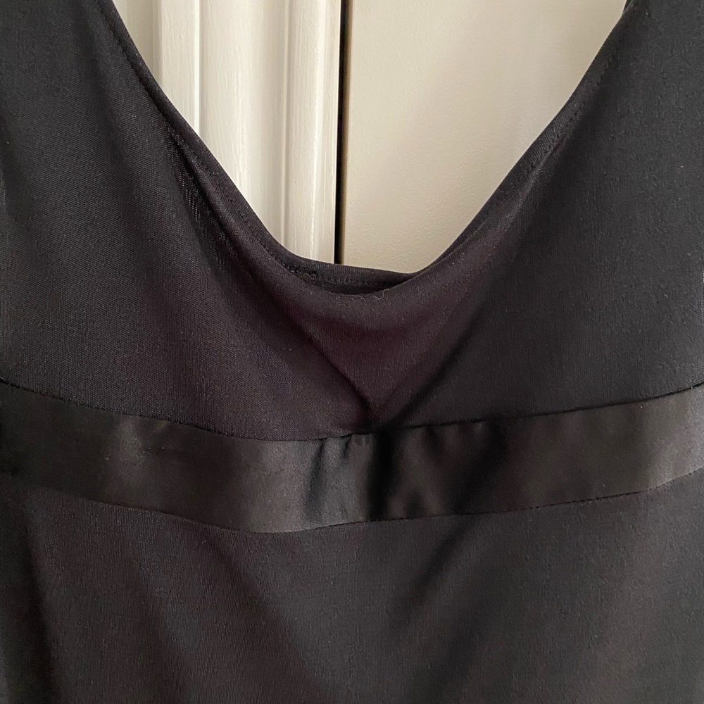 Deep neckline black top. - Picture 2 of 4